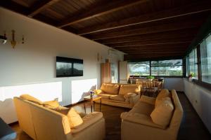 ein Wohnzimmer mit 2 Sofas und einem Tisch in der Unterkunft Villa del Ruach in Struda