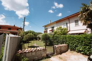 una recinzione di fronte a una casa bianca di Casa Fiorella - Irpinia a Lioni