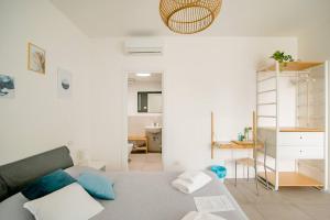 uma sala de estar com uma cama e uma cozinha em Guesthouse Tree Rooms Modern em Bérgamo