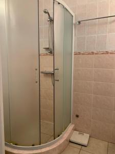 y baño con ducha con báscula en el suelo. en Palanga Centrum two bedroom apartment, en Palanga