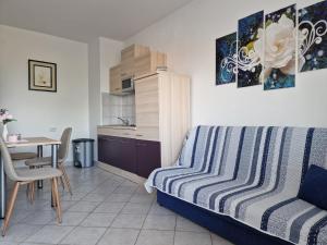 Cet appartement comprend une chambre avec un lit et une table ainsi qu'une cuisine. dans l'établissement Apartment Šoštarić, à Krk