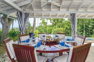Restoran ili drugo mesto za obedovanje u objektu Luxurious 5-bedroom cottage with Private Pool