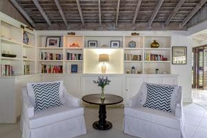 Prostor za sedenje u objektu Luxurious 5-bedroom cottage with Private Pool
