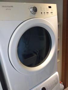 una lavadora blanca con la puerta abierta en Disfruta hermosa vista al mar!, en San Carlos