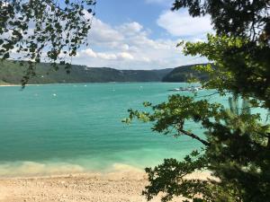 a view of a lake with boats in the water at Ch'ti NID au pays des lacs in Alièze