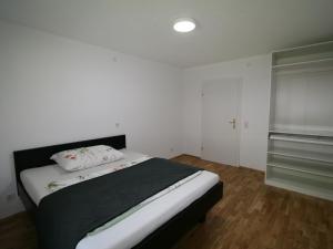 ein Schlafzimmer mit einem Bett und einem Schrank in der Unterkunft Apartment Diwani home stay Innsbruck by Interhome in Innsbruck