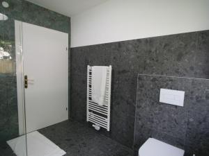 een badkamer met een douche en een glazen deur bij Apartment Diwani home stay Innsbruck by Interhome in Innsbruck