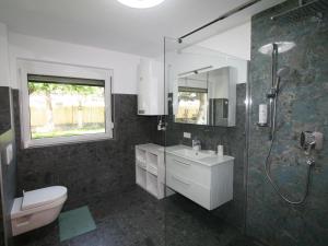 y baño con aseo, lavabo y ducha. en Apartment Diwani home stay Innsbruck by Interhome en Innsbruck