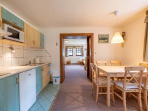 een keuken en eetkamer met een tafel en stoelen bij Chalet Anenské údolí by Interhome in Harrachov