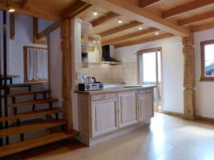 Кухня або міні-кухня у Chalet Tschingeli by Interhome