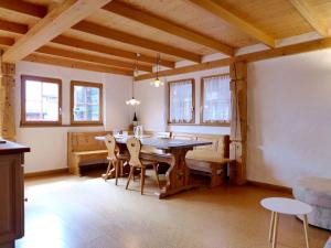 Зображення з фотогалереї помешкання Chalet Tschingeli by Interhome у місті Niedergampel