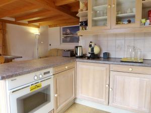 Кухня або міні-кухня у Chalet Tschingeli by Interhome
