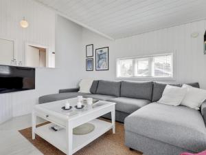 sala de estar con sofá y mesa en Holiday Home Greta - 200m from the sea in Bornholm by Interhome, en Vester Sømarken
