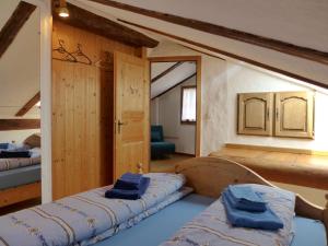 Ліжко або ліжка в номері Chalet Tschingeli by Interhome