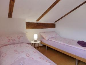 Ліжко або ліжка в номері Chalet Tschingeli by Interhome