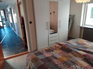 ein Schlafzimmer mit einem Bett und einer Kommode in der Unterkunft Holiday Home Mats - 5-3km from the sea in NW Jutland by Interhome in Løkken