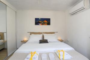 Postel nebo postele na pokoji v ubytování Corfu Port Home- City Centre Apartment