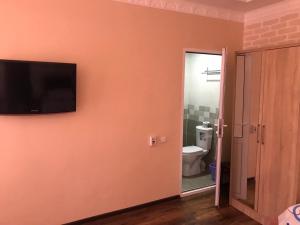 un bagno con un water e una televisione a parete di Sitora Star guest house a Samarkand Altre 18 foto