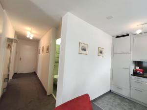 Apartment Attika Wohnung Allod Park Haus C 801 by Interhome的厨房或小厨房