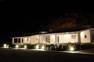 ヴルカーノにあるTeia Holiday Apartmentsの夜間の灯りの白い家