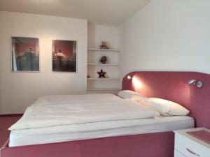 Apartment Attika Wohnung Allod Park Haus C 801 by Interhome客房内的一张或多张床位