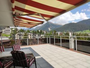 达沃斯Apartment Attika Wohnung Allod Park Haus C 801 by Interhome的可欣赏山景的阳台