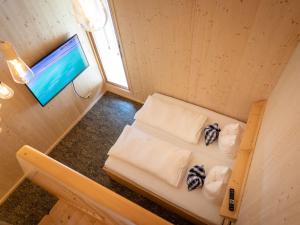 mały pokój z łóżkiem i telewizorem w obiekcie Apartment Glamping Lodge A by Interhome w mieście Ossiach