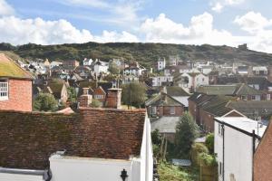 a city with houses and a hill in the background at Hastings Old town Cottage style in Hastings