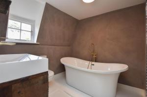 bagno con vasca bianca e lavandino di Hastings Old town Cottage style a Hastings