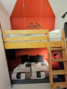 een stapelbed in een kamer met een oranje muur bij Ferienpark B04-007 Ferienpark in Heiligenhafen