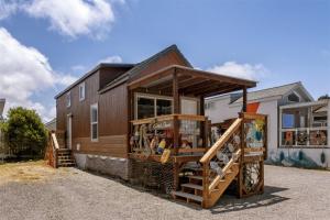 un piccolo edificio con un negozio di fronte di H - Crab Shack a Fort Bragg