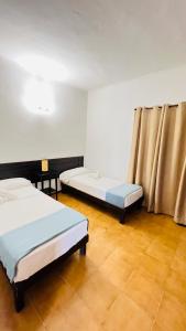 エス・プホルスにあるCasa Vicent Campanitx Es Pujolsのウッドフロアの客室で、ベッド2台が備わります。