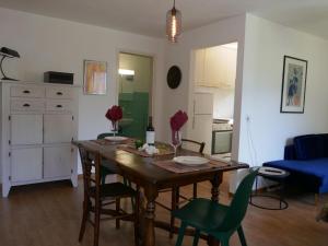 un soggiorno con tavolo e sedie in legno di Apartment Casa Lara by Interhome a Olivone