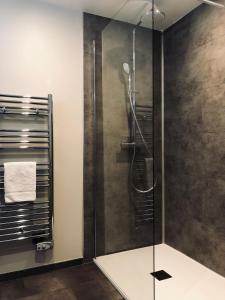 una doccia con porta in vetro in bagno di Escale à Fécamp 4 étoiles - garage privé a Fécamp