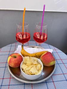 dwa kieliszki czerwonego wina obok talerza jedzenia w obiekcie Affittacamere Ceccarini w mieście Riccione