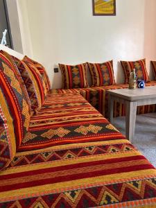 - un salon avec un canapé et une table dans l'établissement Casa del sol Sidi Ifni, à Sidi Ifni