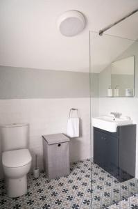 uma casa de banho com um WC e um lavatório em Eala House em Donegal