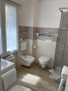 リッチョーネにあるAffittacamere Ceccariniのバスルーム(トイレ、洗面台付)