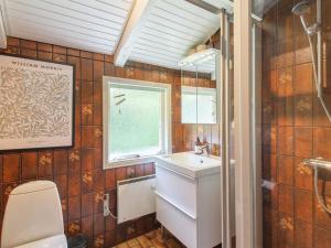 Koupelna v ubytování Holiday Home Weland - 800m from the sea by Interhome