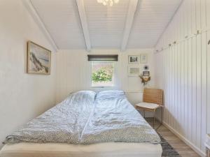 - une chambre avec un lit et une fenêtre dans l'établissement Holiday Home Weland - 800m from the sea in NW Jutland by Interhome, à Løkken