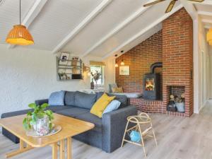 Posezení v ubytování Holiday Home Weland - 800m from the sea by Interhome
