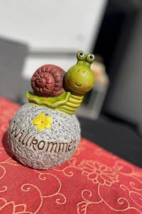 une figurine d’un escargot et d’une tortue sur une boule dans l'établissement Apartment Kleeblatt by Interhome, à Breidscheid
