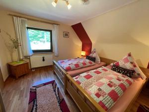 - une chambre avec 2 lits et une fenêtre dans l'établissement Apartment Kleeblatt by Interhome, à Breidscheid
