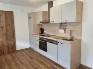 Kuchyň nebo kuchyňský kout v ubytování Apartment Bergblick by Interhome