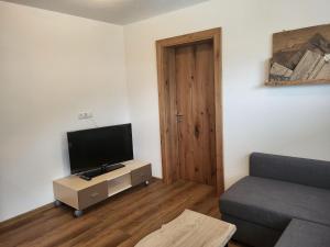 sala de estar con TV y sofá en Apartment Bergblick by Interhome, en See