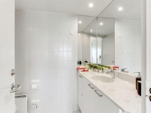 Koupelna v ubytování Apartment Naike - all inclusive - 100m from the sea by Interhome