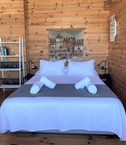 1 dormitorio con 1 cama con sábanas y almohadas blancas en Acogedor apartamento con fantásticas vistas. en La Zubia