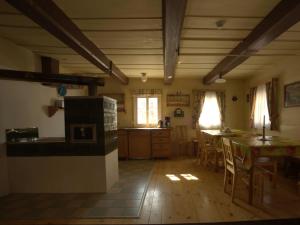 - une cuisine et une salle à manger avec une table et des chaises dans l'établissement Holiday Home Mezná u Hřenska by Interhome, à Mezná