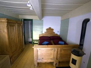 een slaapkamer met een bed in een kamer bij Holiday Home Mezná u Hřenska by Interhome in Mezná