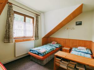 sypialnia z 2 łóżkami pojedynczymi i oknem w obiekcie Apartment Kačenka-1 by Interhome w mieście Desná